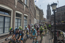 910372 Afbeelding van het Tourpeloton op de Stadhuisbrug te Utrecht tijdens de tweede etappe van de Tour de France, met ...